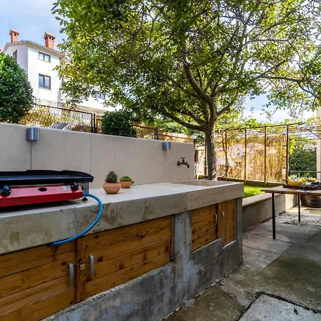 Apartment Gorgeous In With House Sea View