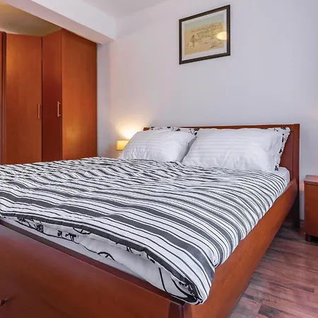 Апартаменты Gorgeous In With House Sea View
