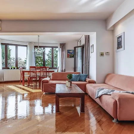 Апартаменты Gorgeous In With House Sea View *