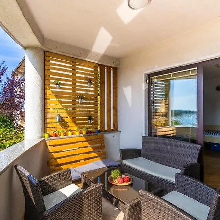 Апартаменты Gorgeous In With House Sea View *